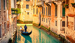 Gondole sur canal à Venise