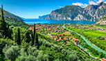 Lac Garda et riviére Sarca près de la ville de Torbole